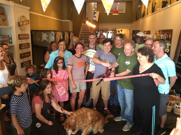 Pet Wants Celebrates Grand Opening With ‘Leash Cutting’ - Pet Wants